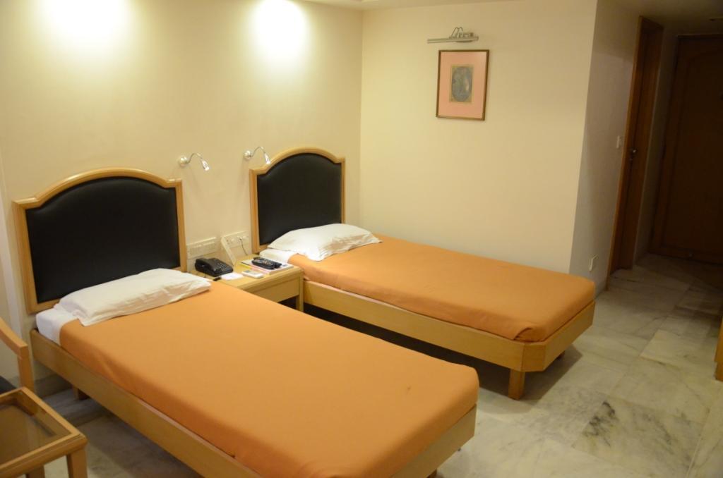 Hotel Yuvraj Vadodara Exterior photo